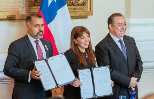 El director del Senae, Sandro Castillo (centro), firmó el acuerdo junto con la directora nacional de Aduanas de Chile, Alejandra Arriaza.