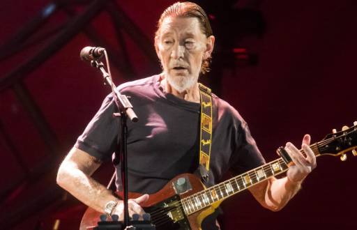 El cantautor y guitarrista de blues británico Chris Rea actúa durante un concierto el 6 de noviembre de 2017, en la Arena deportiva Papp Laszlo en Hungría.