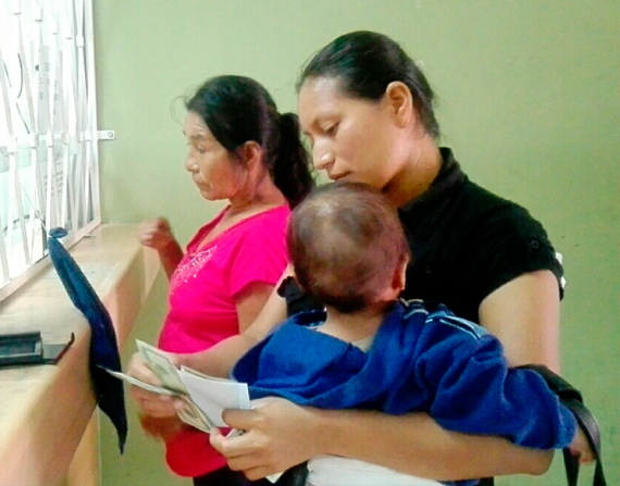 Foto referencial. Mujeres recibiendo el Bono de Desarrollo Humano en Orellana.