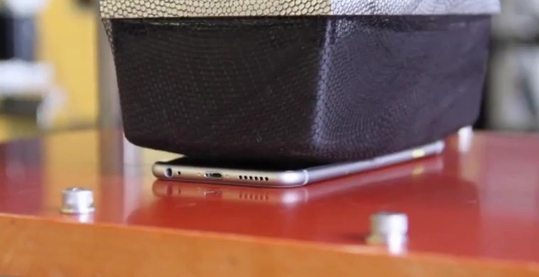 (VIDEO) Apple busca demostrar que su iPhone 6 no se dobla