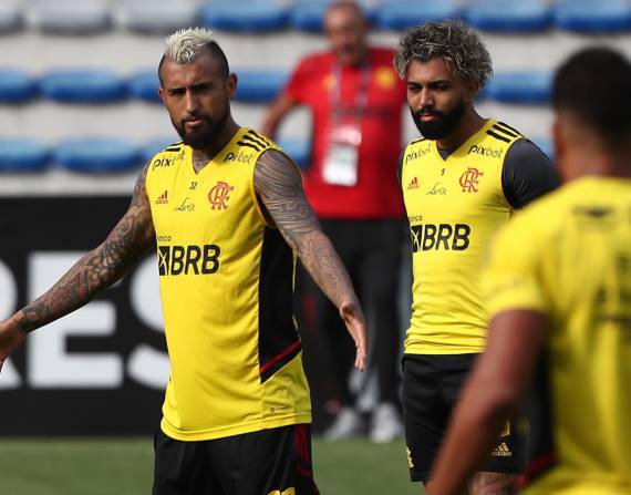 El chileno Arturo Vidal (i) entrenó a la par de sus compañeros este viernes en la última práctica de Flamengo antes de la final de la Copa Libertadores.