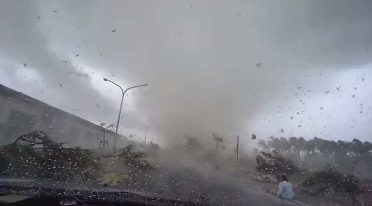 (VIDEO) Captan desde un auto el paso de tornado en Taiwán