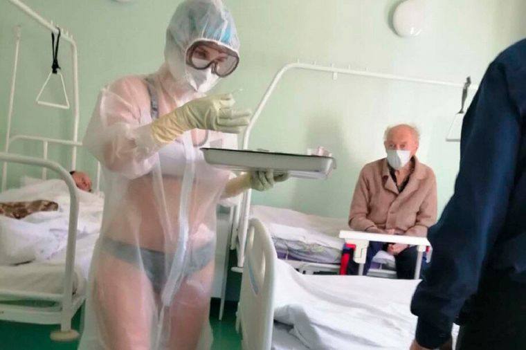 Polémica por enfermera rusa con traje transparente y lencería