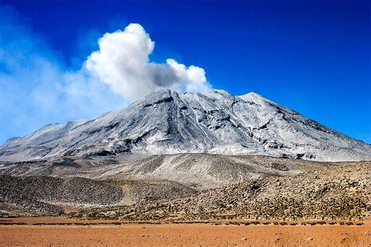 Perú declara estado de emergencia en el área cercana al volcán Ubinas ante peligro inminente de erupción