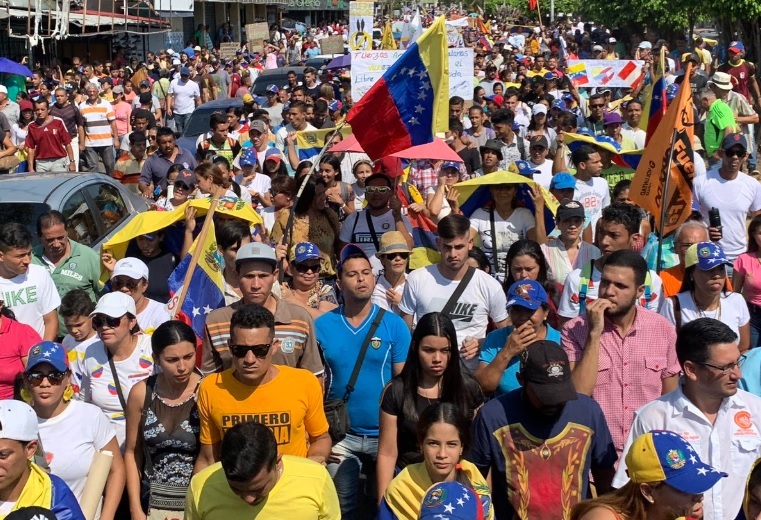 Venezolanos marchan para exigir a las FFAA que no bloqueen la ayuda humanitaria