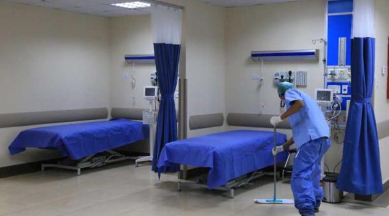 Quito: Trabajadores de limpieza hospitalaria están impagos