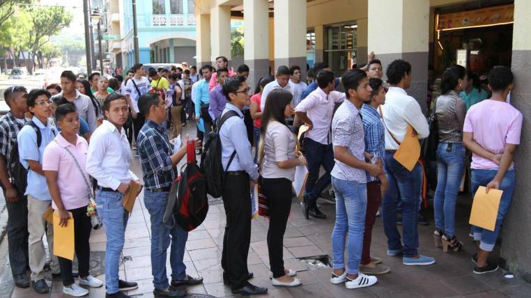Sólo el empleo masculino recobra niveles prepandemia en el mundo, según OIT