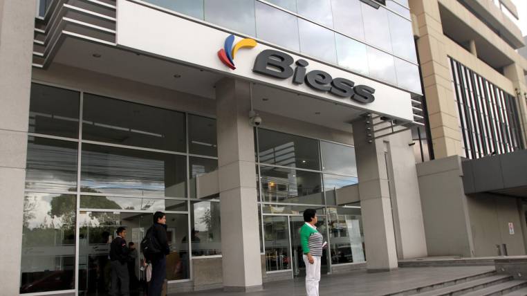 Preocupación tras anuncio de que banco del IESS estaría a punto de quedarse sin liquidez