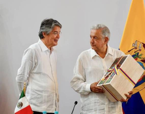 El presidente de Ecuador, Guillermo Lasso, con su homólogo mexicano, Andrés Manuel López Obrador.