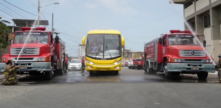 Delfín Sporting Club presentó su nuevo bus
