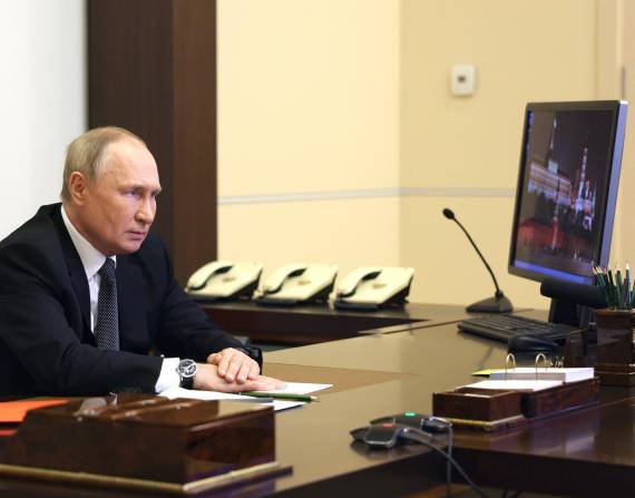 El presidente ruso, Vladímir Putin, preside una reunión con miembros del Consejo de Seguridad a través de una videoconferencia en Moscú.