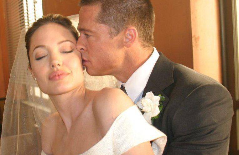 Imagen de archivo de Angelina Jolie y Brad Pitt en su boda.