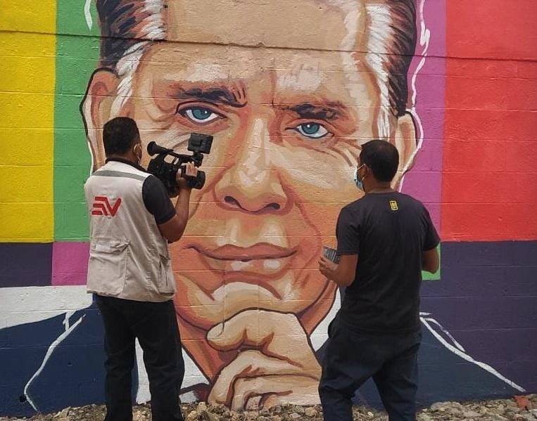 La trayectoria de Alfonso Espinosa de los Monteros reconocida en un mural en el sur de Guayaquil