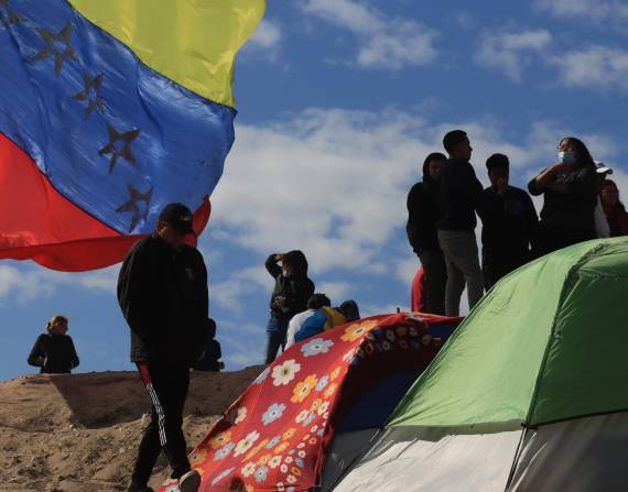 Migrantes venezolanos acampan a orillas del Río Bravo, hoy, en Ciudad Juárez, estado de Chihuahua (México).
