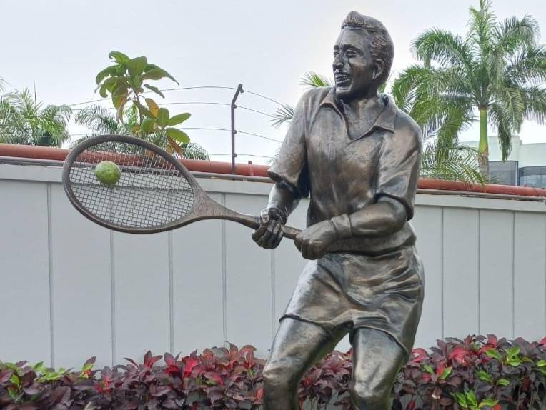 Desvelan en Guayaquil la estatua del tenista ecuatoriano 'Pancho' Segura