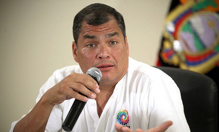 Correa dice que no se puede comparar a diario Hoy con diario El Telégrafo