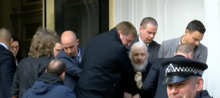 Assange arrestado, Ecuador ordenó fin de asilo