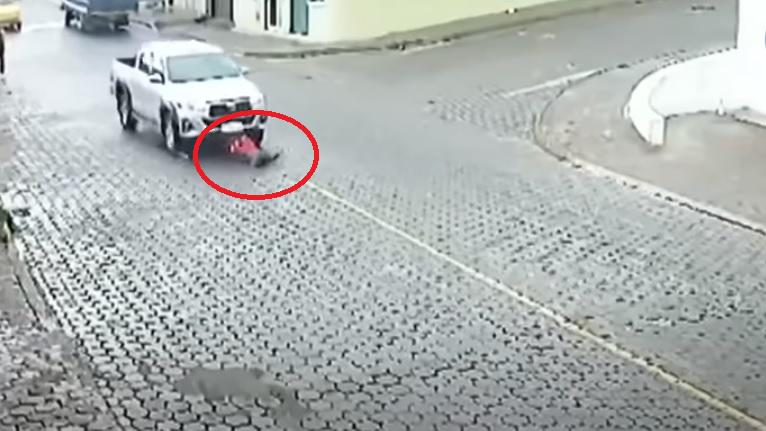 Cámara captó brutal atropellamiento de un niño en Quito