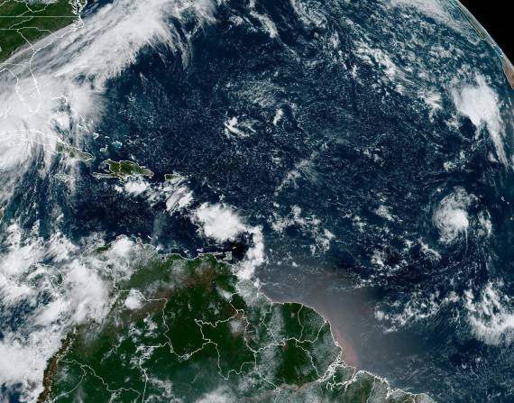 Imagen satelital cedida hoy por la Oficina Nacional de Administración Oceánica y Atmosférica de Estados Unidos (NOAA), a través del Centro Nacional de Huracanes (NHC), en la que se registra la localización del huracán Ian de categoría 3 en la escala Saffir-Simpson a unas millas de la costa de Florida. EFE/NOAA-NHC