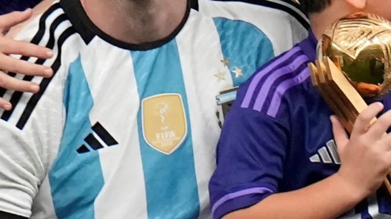 Argentina ya luce las tres estrellas de los mundiales ganados en su camiseta