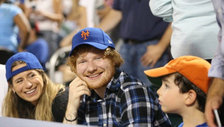 Cantante Ed Sheeran anuncia su compromiso en Instagram