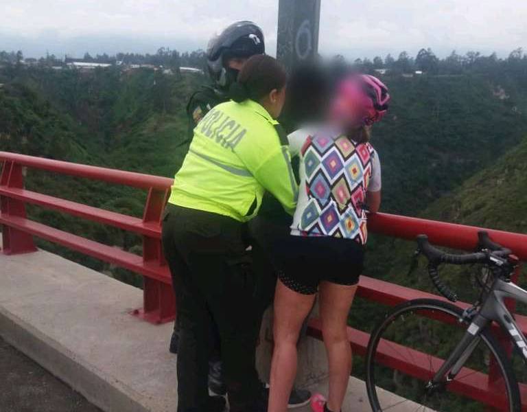 Mujer intentó lanzarse de un puente con su hija