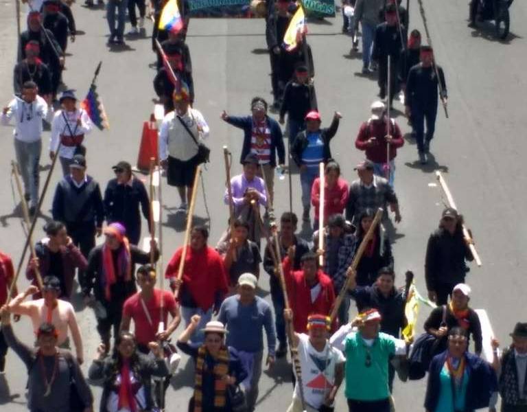 Marcha de indígenas se detuvo para plantón en Latacunga tras salir desde Puyo