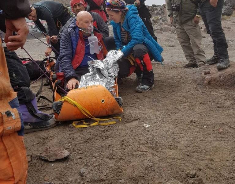 Rescatan a turista inglés que se encontraba debilitado en nevado Cayambe