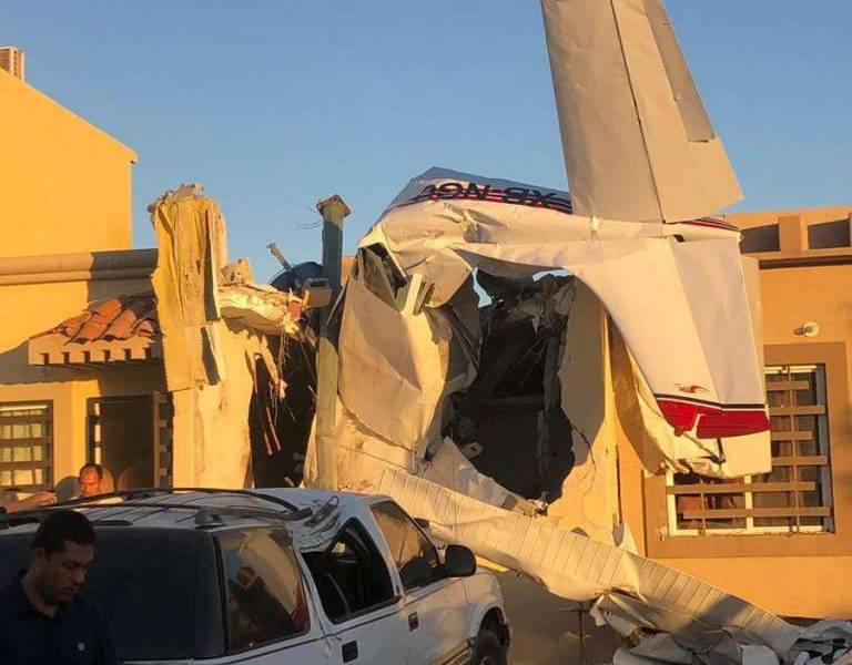 Avioneta cae sobre una casa en México y deja 4 muertos