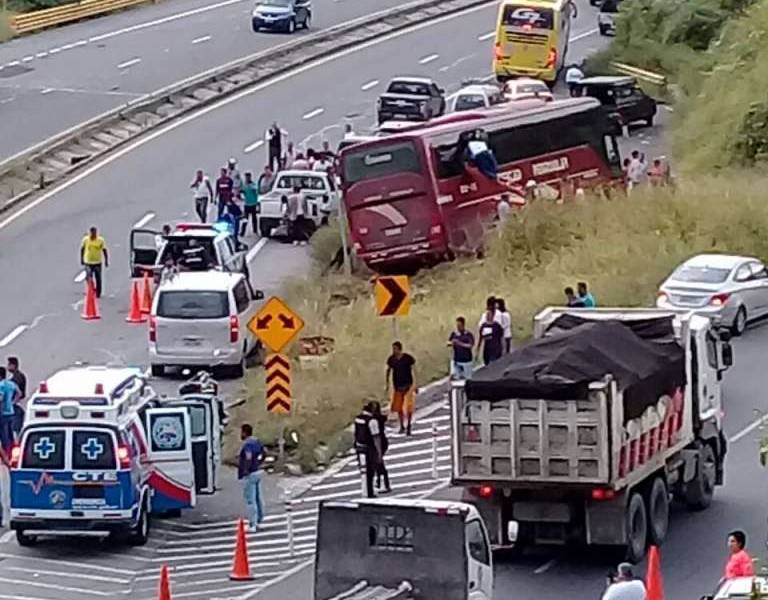 Un fallecido en choque vehicular en vía a la Costa