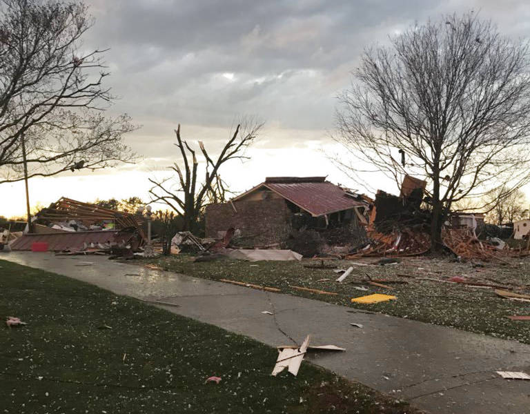 Fuertes tormentas provocan tornados y dañan casas en EE.UU.