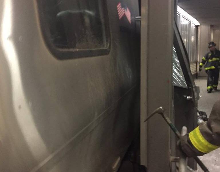 Al menos 37 heridos leves al accidentarse un tren suburbano en Brooklyn