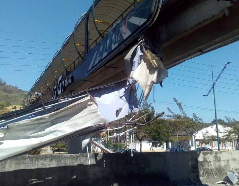 Cerrada avenida del Bombero tras choque en puente