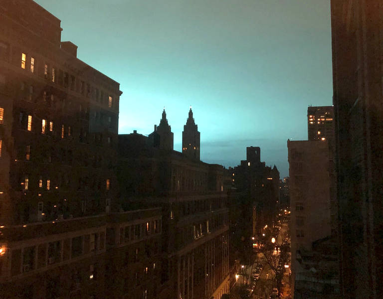 Qué provocó la misteriosa luz azul que iluminó el cielo de Nueva York