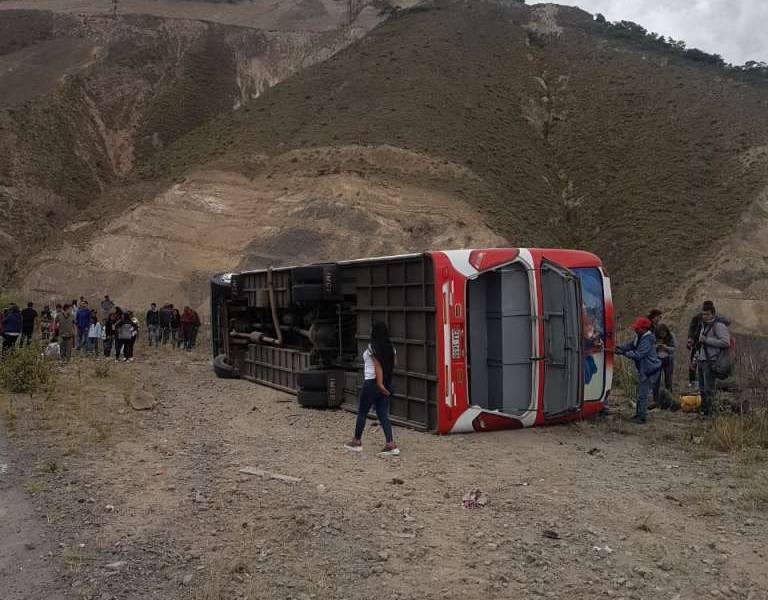 Volcamiento de bus en Carchi deja al menos 4 fallecidos