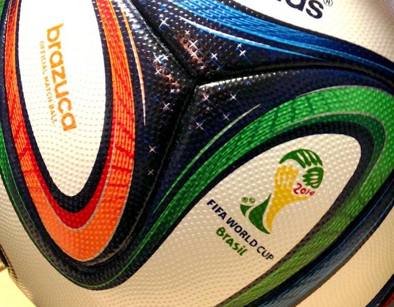 Presentan a "Brazuca", la pelota oficial del Mundial Brasil-2014 en Río de Janeiro