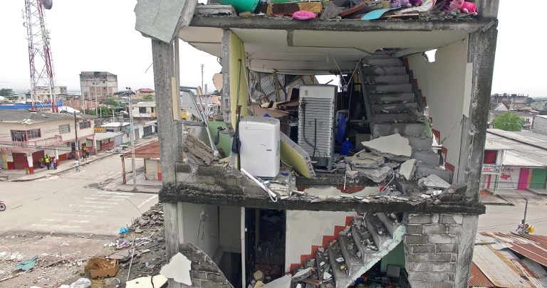 Presidente Correa pide que Fiscalía investigue posibles fallas o errores en construcciones