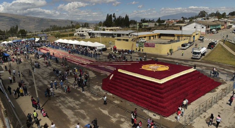 Ecuador busca Guinness con arreglo de 500.000 rosas