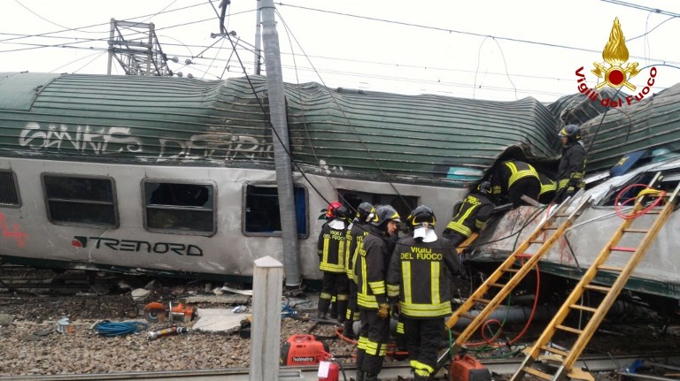 Tres muertos al descarrilar un tren cerca de Milán