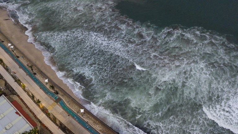 Huracán Willa provoca efectos en la costa de México