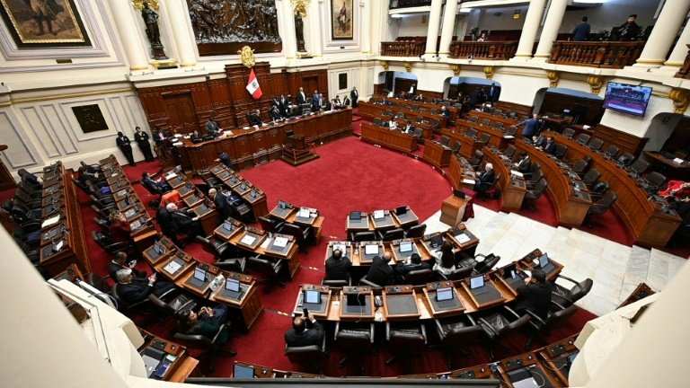 Corte decidirá si acoge demanda contra cierre del Congreso en Perú