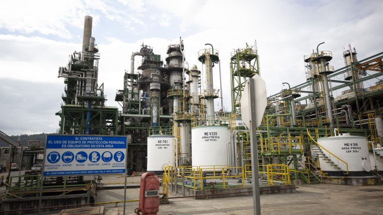 Ecuador suspende gradualmente producción de crudo por rotura de ductos en la Amazonía