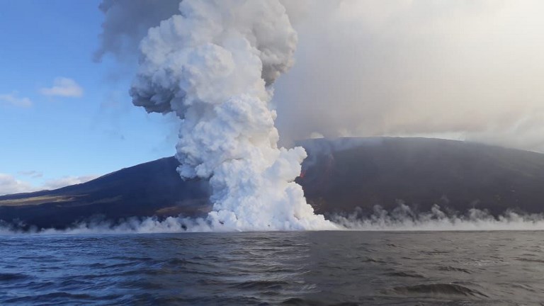 2 flujos de lava llegan al mar desde volcán en Galápagos