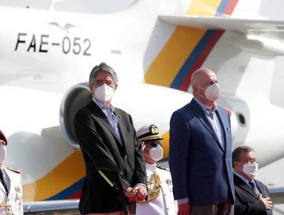 El Presidente y el Vicepresidente frentea un avión presidencial.