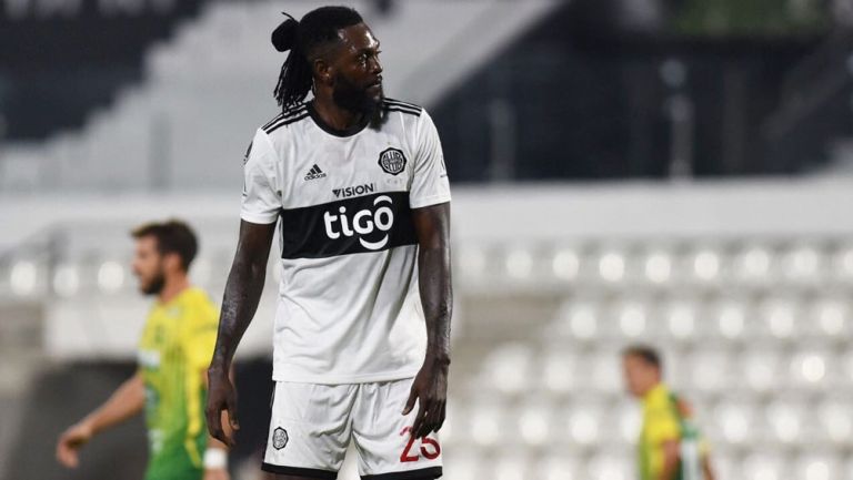 Adebayor abandona Paraguay por el coronavirus