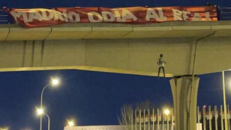 Cuelgan de un puente a un muñeco de Vinicius, previo al Real Madrid vs Atlético