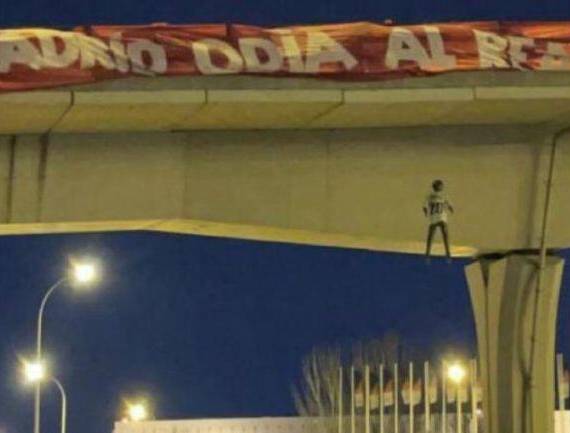 Imagen del muñeco colgado en un puente peatonal y el mensaje de odio sobre el Real Madrid.