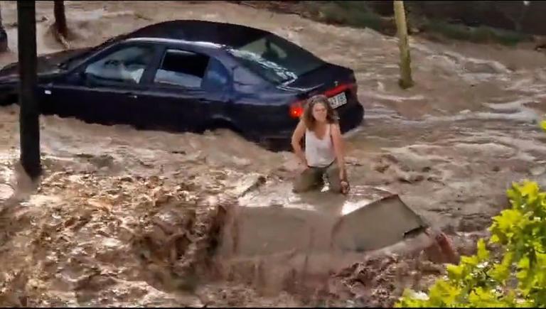 España: fuertes inundaciones en Zaragoza arrastran autos y personas