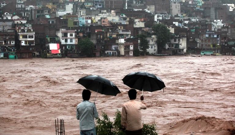 Miles de personas atrapadas por mortíferas lluvias en India y Pakistán