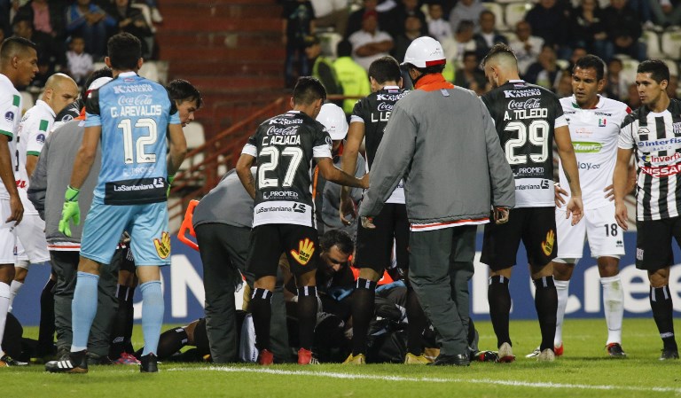 Jugador queda inconsciente en partido de Copa Sudamericana